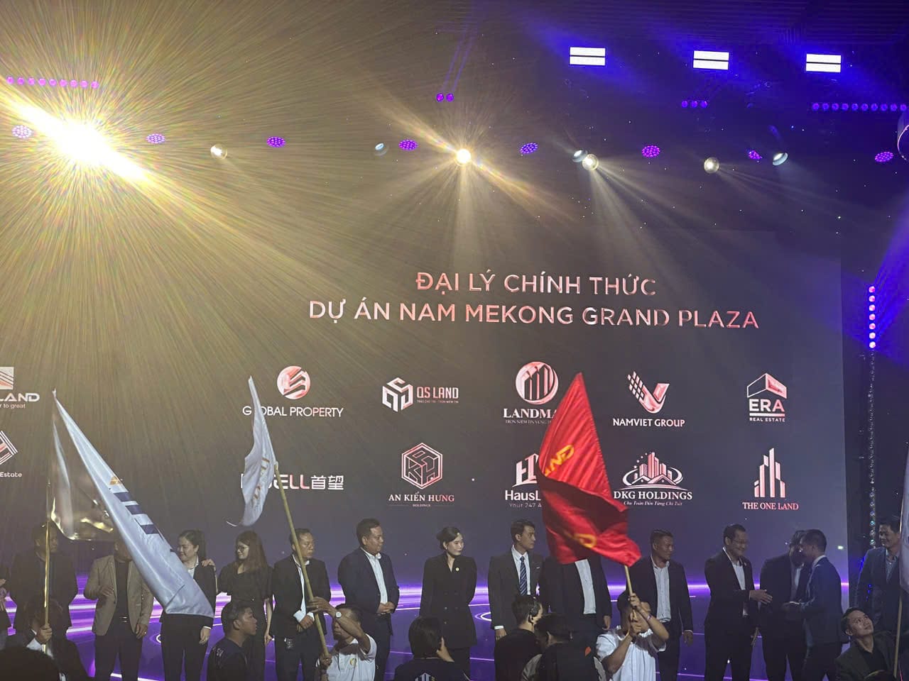 An Kiến Hưng cùng các đại lý tại sự kiện Nam Mekong
