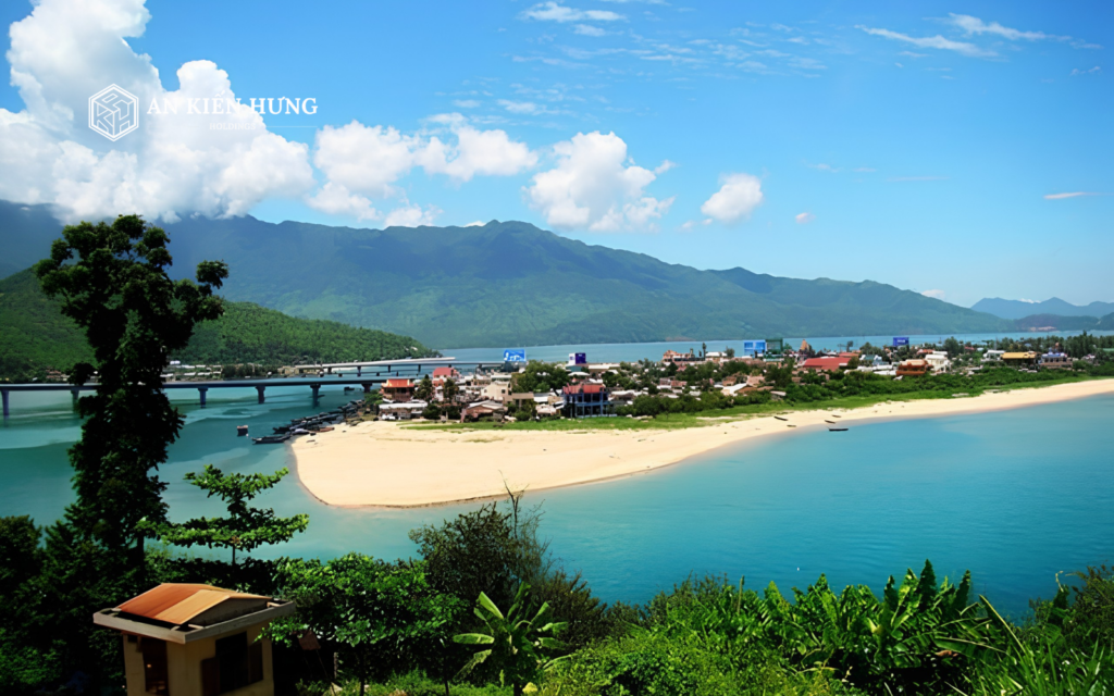 Cảnh bãi biển Phước Hải nhìn từ trên cao