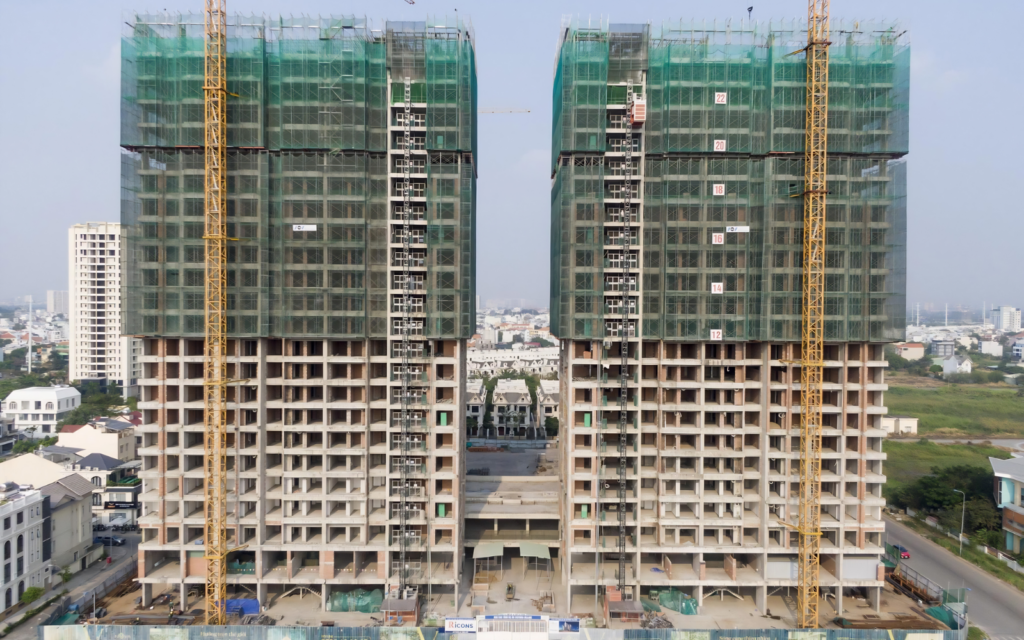 Công trình chung cư đang thi công trước khi bàn giao căn hộ cho người mua