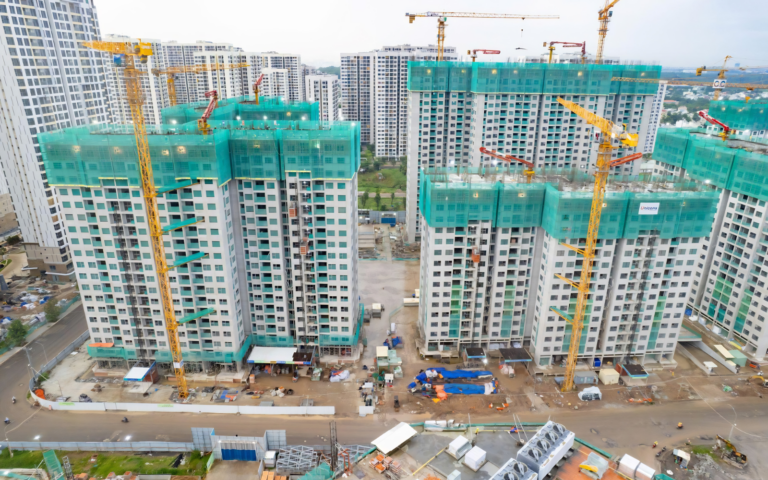 So sánh căn hộ hình thành trong tương lai và căn hộ đã bàn giao theo dòng tiền và rủi ro
