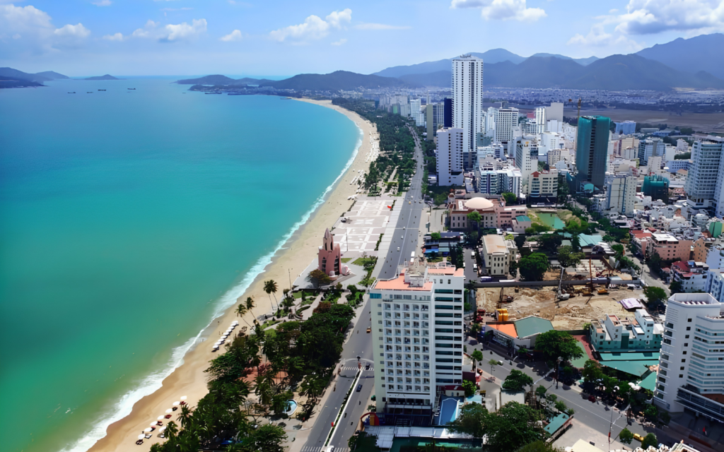 Toàn cảnh bãi biển và khu đô thị ven biển Nha Trang nhìn từ trên cao